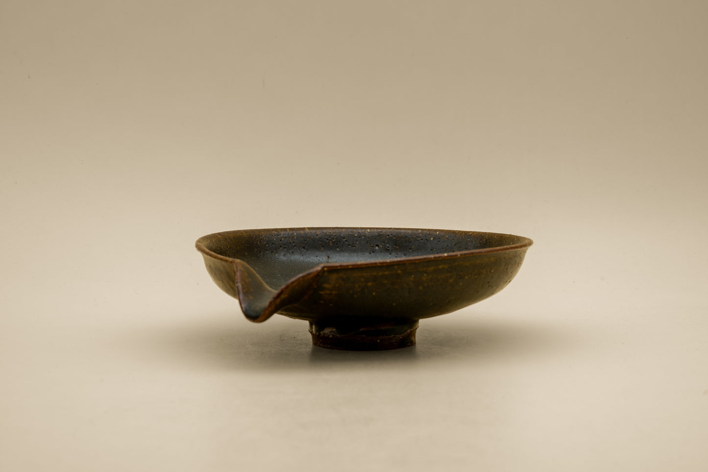 Flat Katakuchi Bowl 17 cm - Black Glaze | MIT-B015