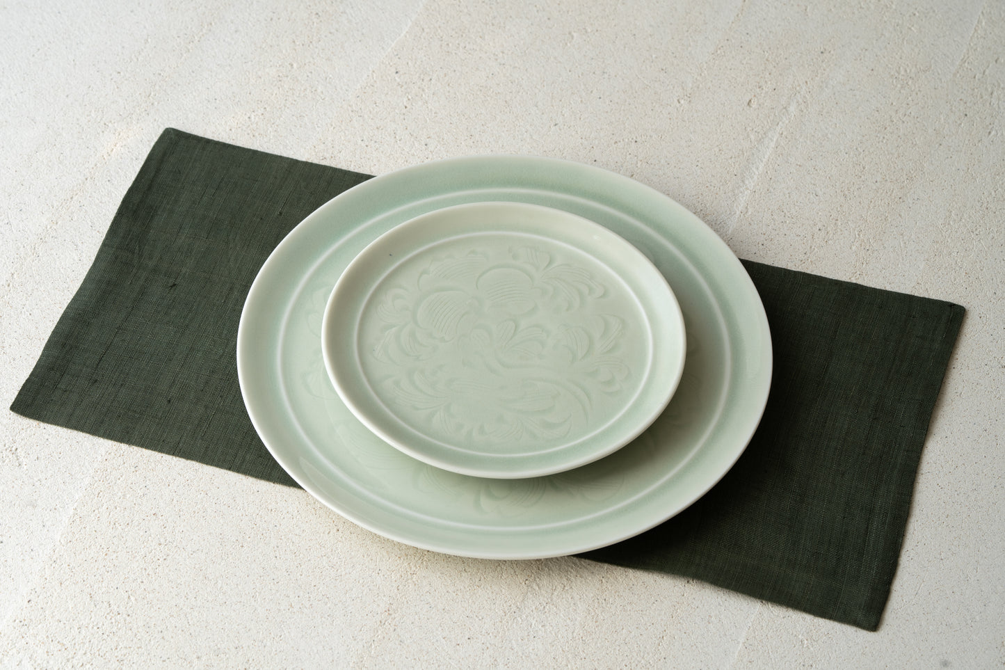 Celadon Plate "Song Karakusa" 25 cm | MUY-P005