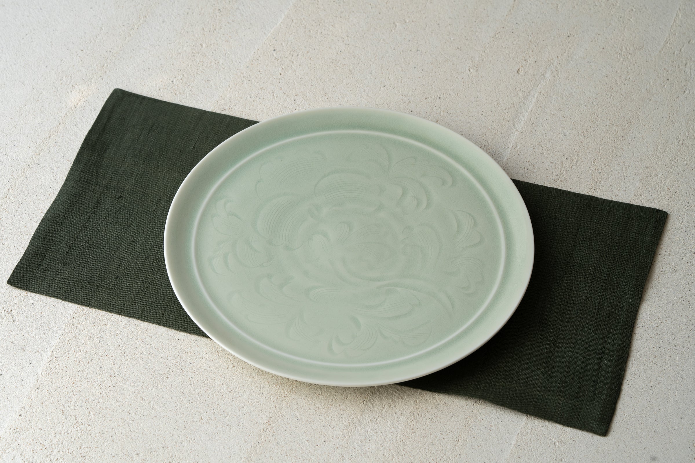 Celadon Plate "Song Karakusa" 25 cm | MUY-P005