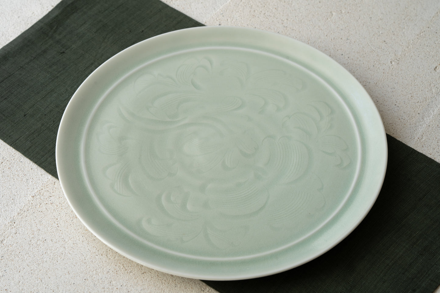 Celadon Plate "Song Karakusa" 25 cm | MUY-P005