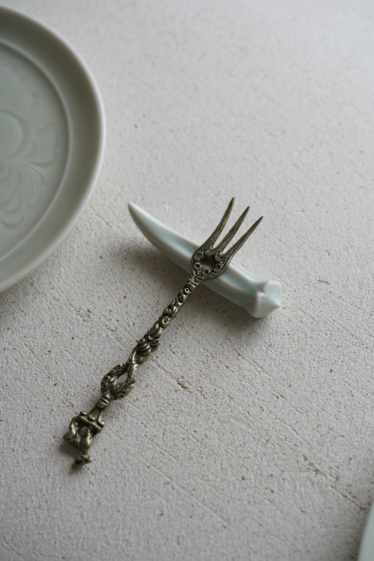 Okra Celadon Chopstick Rest  | MUY-M001